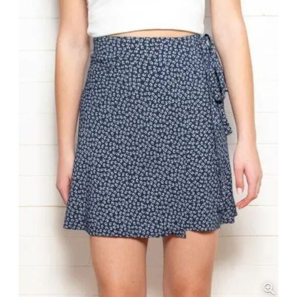 Brandy Melville Women’s Flowey Wrap Around Floral Party Mini Skirt Size 3 Blue‎ - Picture 1 of 4